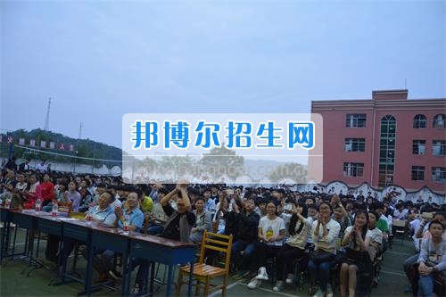 　　我校隆重舉行2017年預(yù)備班學(xué)生“各展所長(zhǎng)，揚(yáng)帆起航”文藝匯演  　　為了豐富同學(xué)們的課余生活，提高同學(xué)們的文藝素養(yǎng)，增強(qiáng)班級(jí)間的凝聚力和親和力。6月2日晚，我校在球類運(yùn)動(dòng)場(chǎng)舉辦了預(yù)備班“各展所長(zhǎng)，揚(yáng)帆起航”學(xué)生文藝匯演，全體預(yù)備班學(xué)生和職高部學(xué)生共800多名以及20多名教職工觀看了演出。  　　此次文藝匯演的節(jié)目?jī)?nèi)容形式多樣、內(nèi)容豐富，激情的開(kāi)場(chǎng)舞——《GOODBOY》中拉開(kāi)了帷幕，伴隨著一陣陣掌聲，歌舞、小品、朗誦、相聲等精心準(zhǔn)備的22個(gè)精彩的節(jié)目為觀眾呈現(xiàn)了一道豐富的視聽(tīng)盛宴，最后全體師生齊唱的《難忘今宵》把本場(chǎng)文藝匯演推向了高潮，掌聲和歡呼聲此起彼伏，臺(tái)上臺(tái)下成了一片激情四溢的海洋，本場(chǎng)文藝匯演畫(huà)上了圓滿的句號(hào)。  　　此次文藝匯演演出的成功舉辦，充分彰顯了我校預(yù)備班學(xué)生的個(gè)性，讓預(yù)備班學(xué)生充分感受到育才職高的魅力。