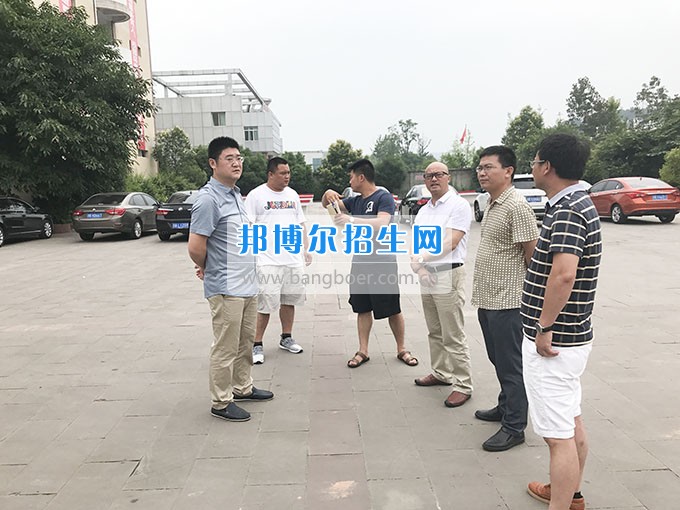 南充電子工業(yè)學校召開學校安全穩(wěn)定暨隱患大排查大整治專項工作會議